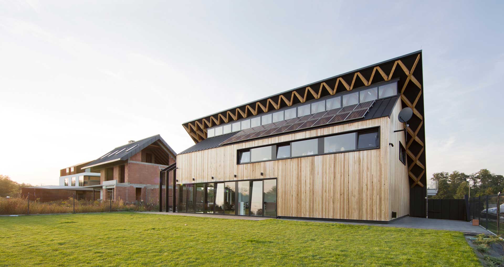 House-Behind-The-Roof-timber-whole