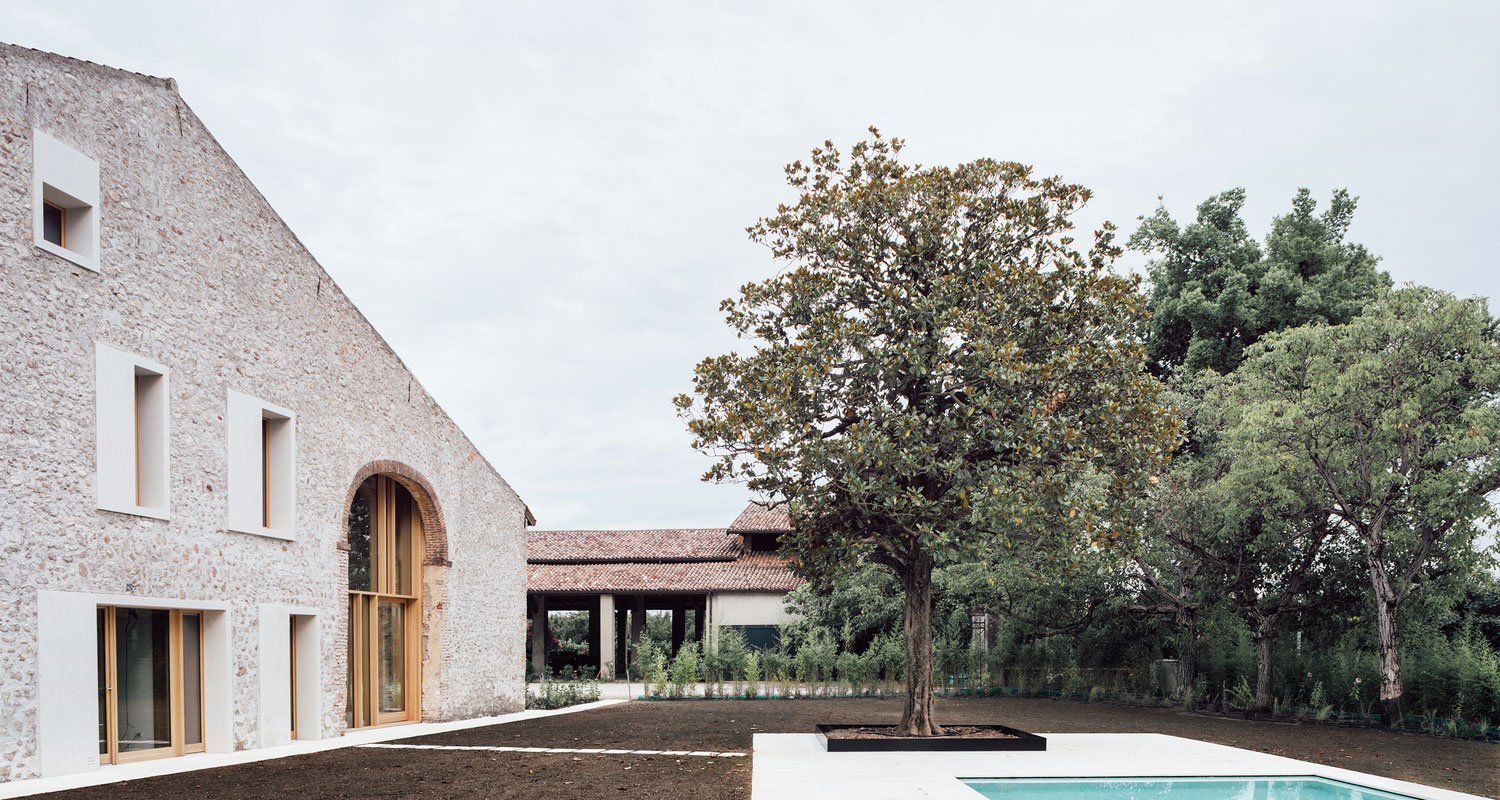Country-House-in-Chievo-yard