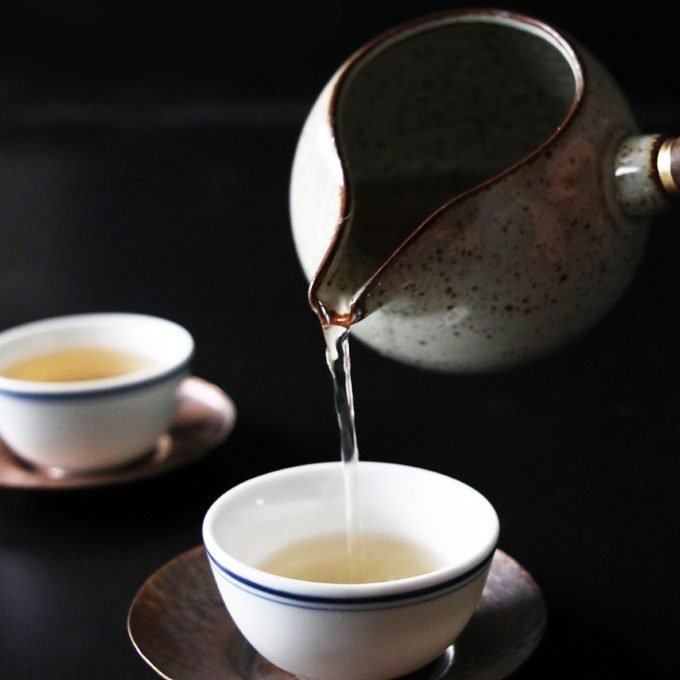 tea-pot-with-wooden-handle-with-tea-