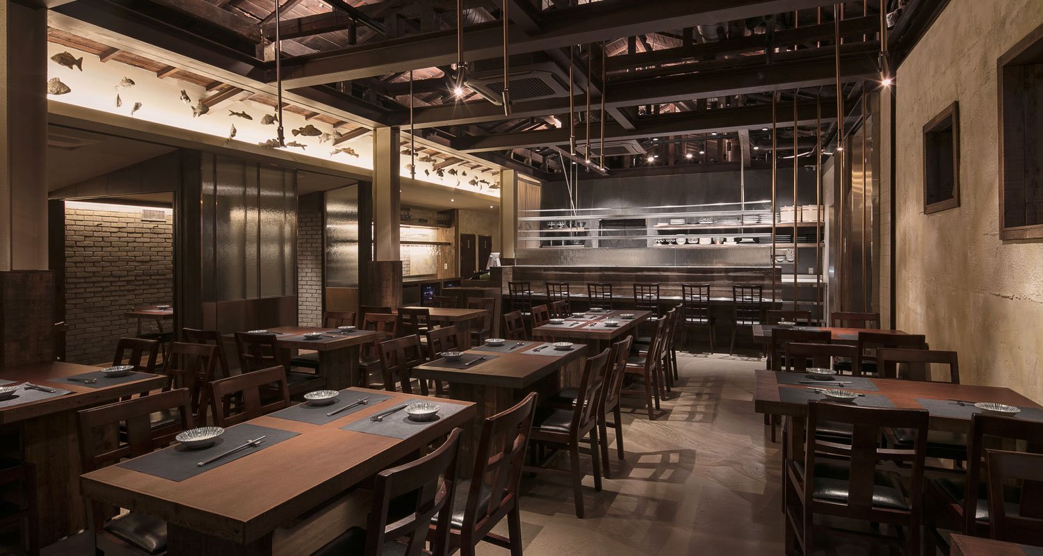 wooden-interior-korean-restaurant-GwangHwaMunHaeMu-inside-tables