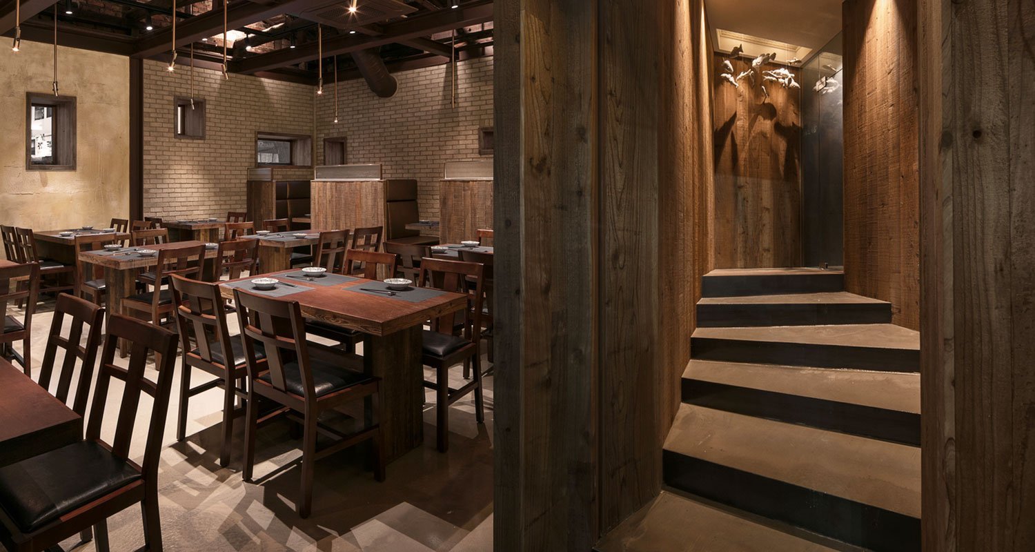 wooden-interior-korean-restaurant-GwangHwaMunHaeMu-table-hallway