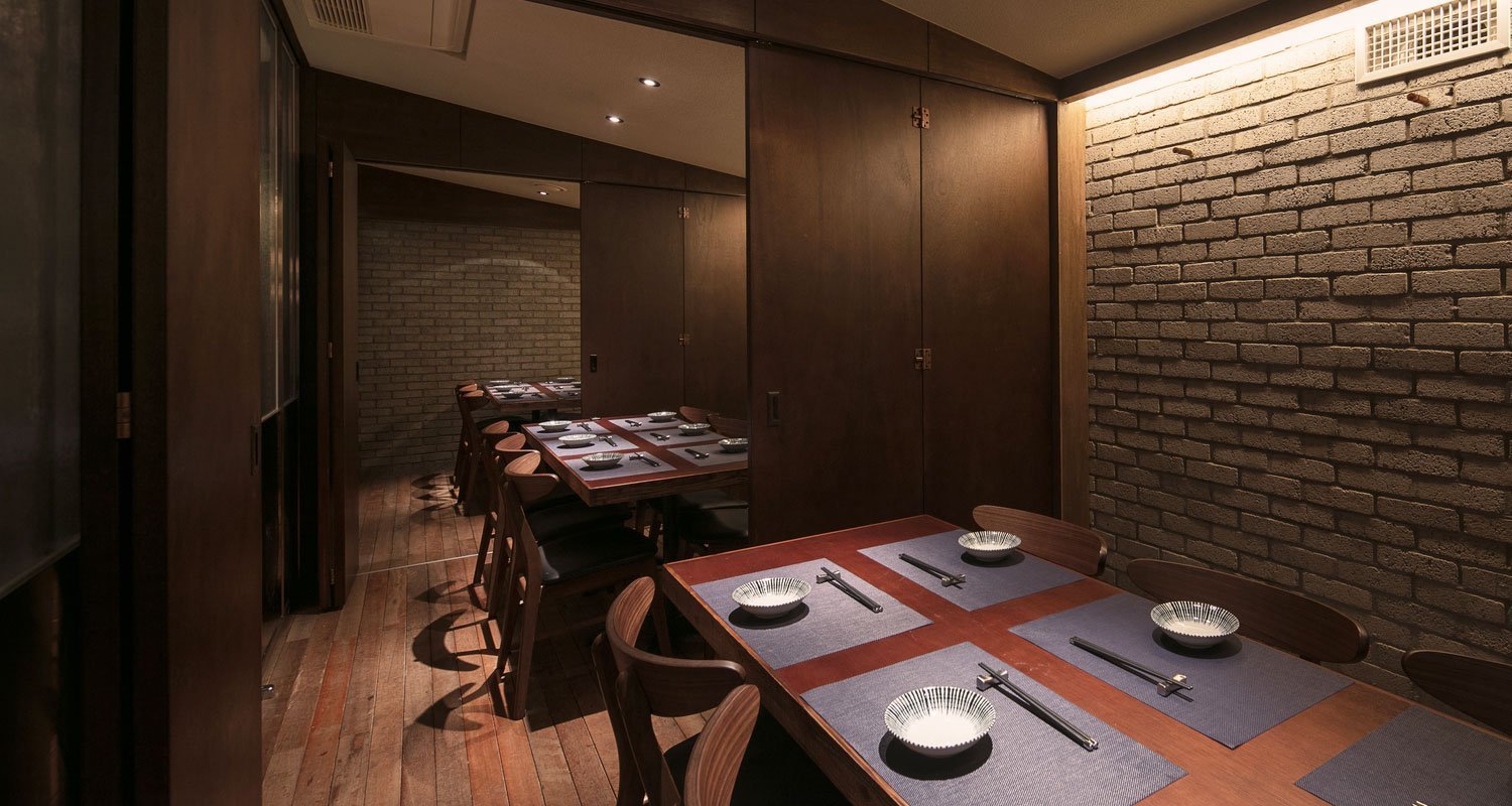 wooden-interior-korean-restaurant-GwangHwaMunHaeMu-tables