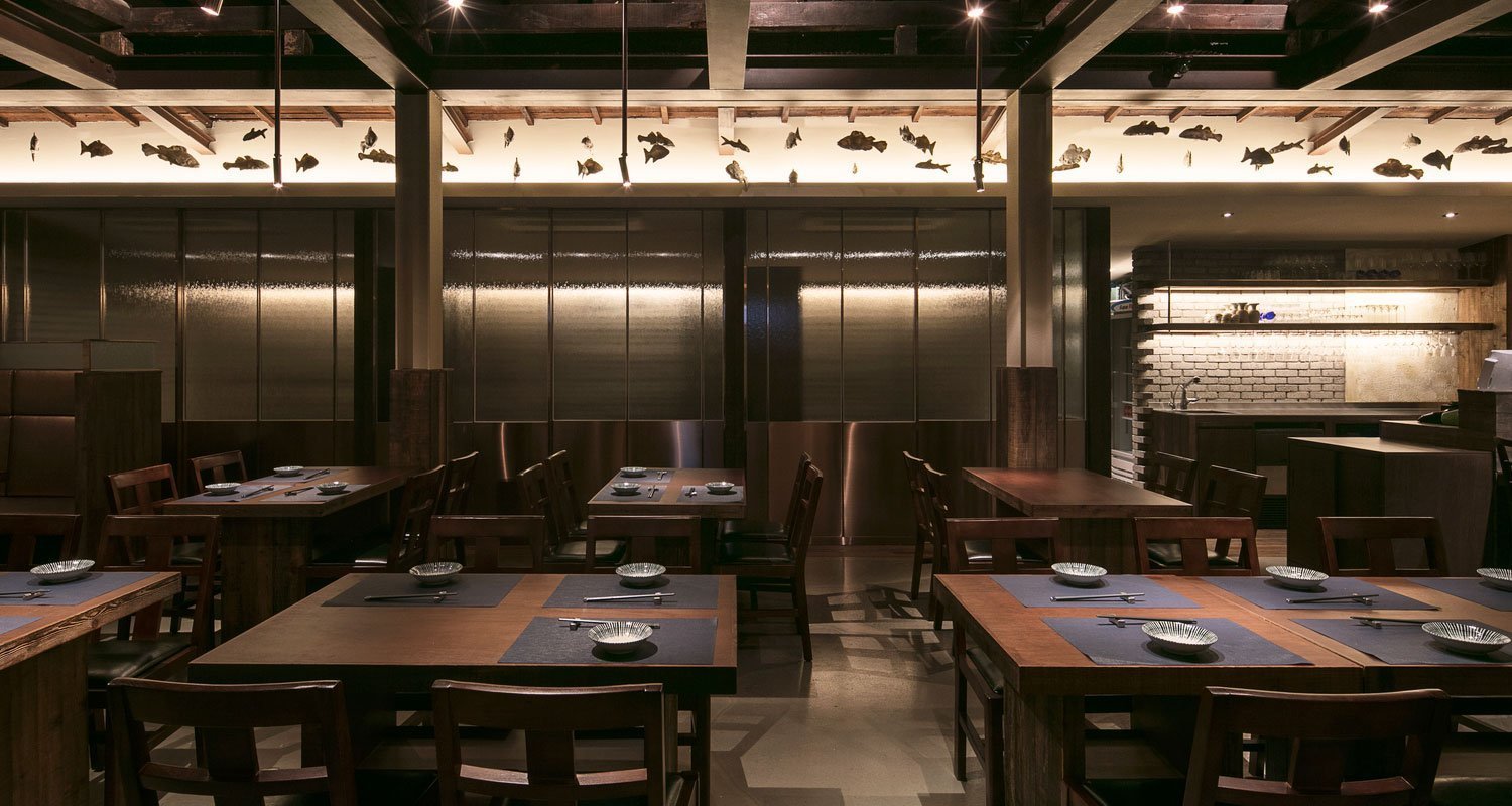 wooden-interior-korean-restaurant-GwangHwaMunHaeMu-walnut