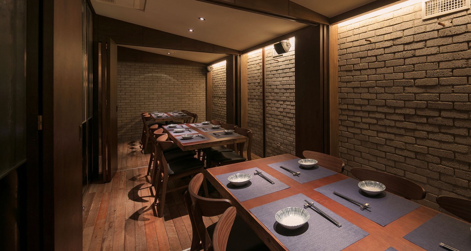 wooden-interior-korean-restaurant-GwangHwaMunHaeMul-tables